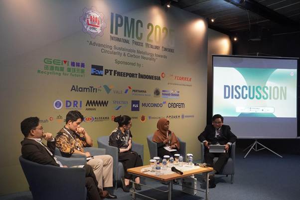 A group of people sitting in chairs
AI-generated content may be incorrect.