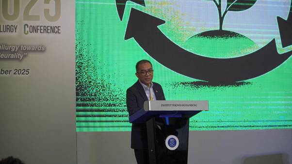 A person standing at a podium
AI-generated content may be incorrect.