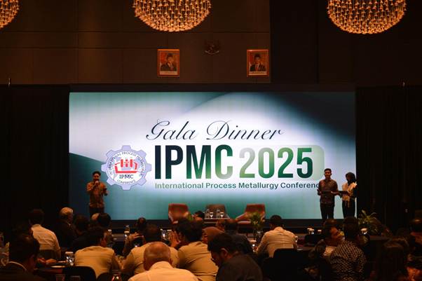 A group of people in a conference room
AI-generated content may be incorrect.