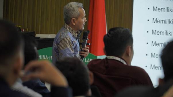 A person speaking into a microphone

AI-generated content may be incorrect.