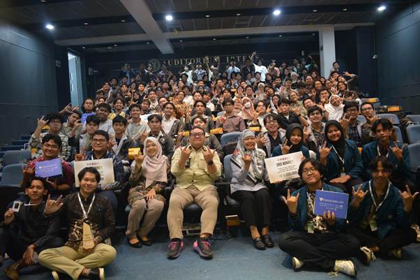 A group of people posing for a photo

AI-generated content may be incorrect.