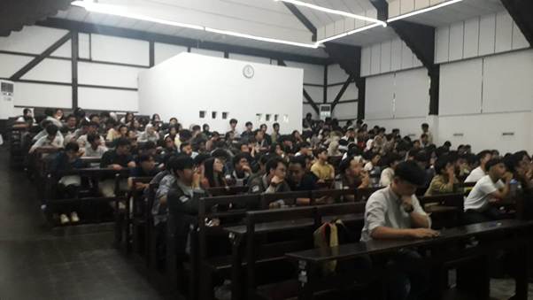 A group of people sitting in a room

AI-generated content may be incorrect.