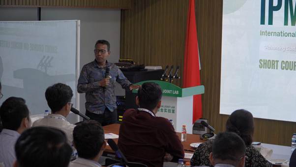 A person standing in front of a group of people

AI-generated content may be incorrect.